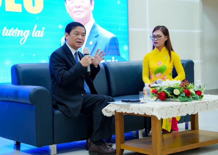 Ông Lê Viết Hải đã chia sẻ với các bạn sinh viên về phương pháp để học tập tốt hơn, các bí quyết để thành công