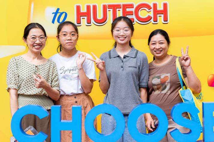 Tân sinh viên thích thú với môi trường học tập tại HUTECH 76