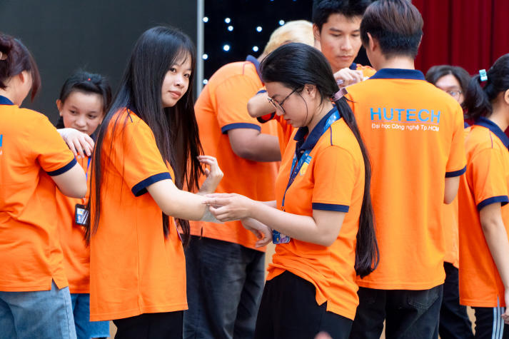 Từ quản trò đến điều phối hoạt động: Ban cán sự HUTECH “lên level” tại chuyên đề kỹ năng 61