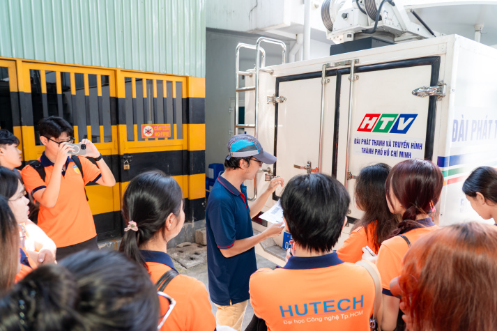 Sinh viên Quan hệ công chúng khám phá hậu trường sản xuất truyền hình tại HTV 10