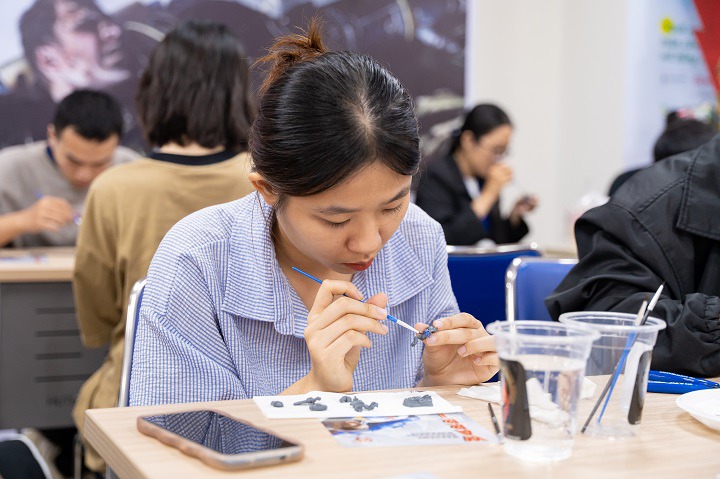 Tân sinh viên Khoa Truyền thông & Thiết kế được chuyên gia tư vấn thiết bị học tập và trải nghiệm công nghệ 115