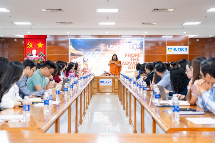 HUTECH faculty and staff explore Bhagavad Gita leadership philosophy and traditional Indian culture 45