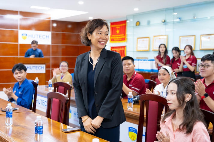 Khai mạc "Vietnam Study Tour Program 2024", sinh viên HUTECH có cơ hội giao lưu quốc tế cùng giảng viên và sinh viên UNIMAS 32