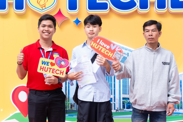 [Video] Không khí đông đúc, rộn ràng trong mùa nhập học tại HUTECH 45