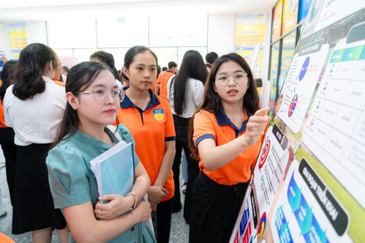 Sinh viên VKIT Khóa 21 trình làng loạt ý tưởng sáng tạo tại Triển lãm Poster 62