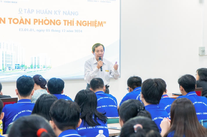 Tân sinh viên Khoa Thú y - Chăn nuôi nâng cao nhận thức về an toàn thực hành phòng thí nghiệm 35