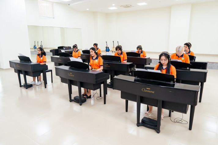 Ngành Thanh nhạc, Quản lý thể dục thể thao HUTECH xét học bạ từ 18 điểm, học phí khoảng 11-12 triệu/kỳ 7