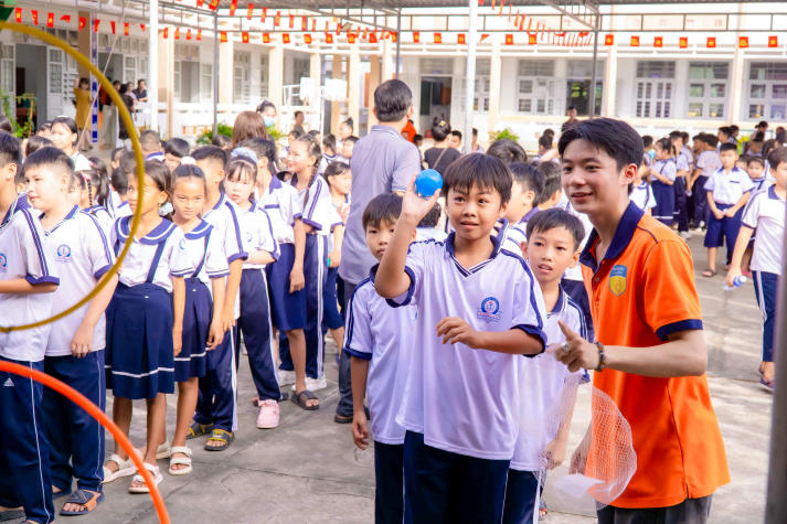 Sinh viên Khoa Marketing - Kinh doanh quốc tế mang “Ngàn điều trăng nói” đến với thiếu nhi Vĩnh Long 54
