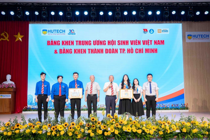 HUTECH vinh danh những "ngôi sao" trong công tác Đoàn - Hội và phong trào thanh niên năm học 2023-2024 38