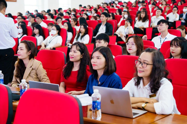 Khoa Quản trị kinh doanh tuyên dương hơn 600 sinh viên tiêu biểu HKI năm học 2022 - 2023 50