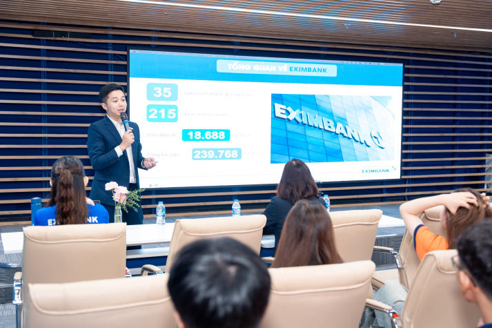 [Video] Sinh viên Công nghệ tài chính HUTECH trải nghiệm thực tế chuyển đổi số tại Eximbank 39