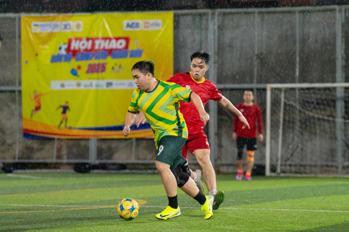 [Hội thao CB-GV-NV HUTECH 2025]: Rực lửa với những cuộc rượt đuổi tỷ số bộ môn Bóng đá nam 107