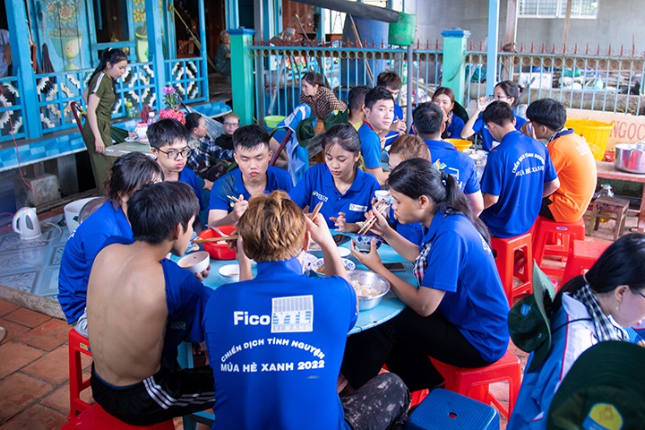 [Mùa hè xanh HUTECH 2023] Mặt trận Đồng Tháp hoàn thành công trình bê tông hóa đường nông thôn đầu tiên 45