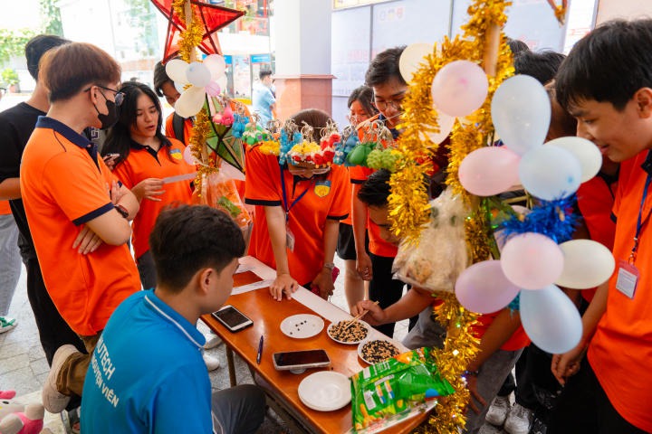 [Video] Rộn ràng Lễ kết nạp Hội viên Hội Sinh viên Việt Nam và Ngày hội chào đón tân sinh viên khóa 2023 tại HUTECH 206