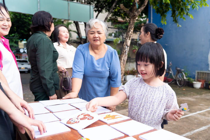Thắp đèn Trung thu, trao yêu thương đến thiếu nhi Thạnh Mỹ Tây cùng sinh viên Khoa Nhật Bản học 25