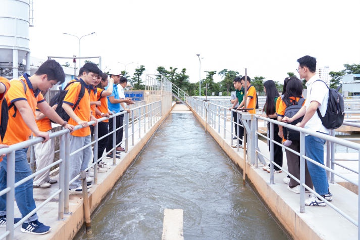 Sinh viên Quản lý tài nguyên và môi trường khám phá công nghệ AI và phát triển bền vững tại Nhà máy nước B.O.O Thủ Đức 66