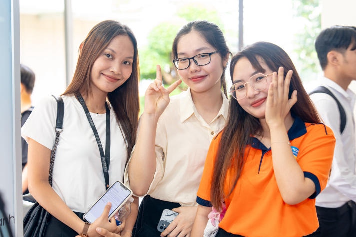 [Video] Sinh viên hào hứng “săn” hơn 1.500 đầu việc hấp dẫn tại “HUTECH International Job Fair 2024” 116