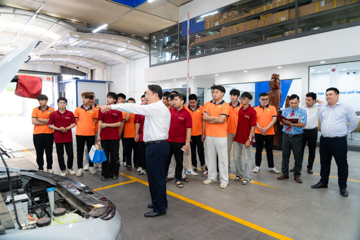 Sinh viên Viện Kỹ thuật trải nghiệm thực tế tại Xưởng VinFast Văn Hiền, tiếp cận công nghệ ô tô hiện đại 31