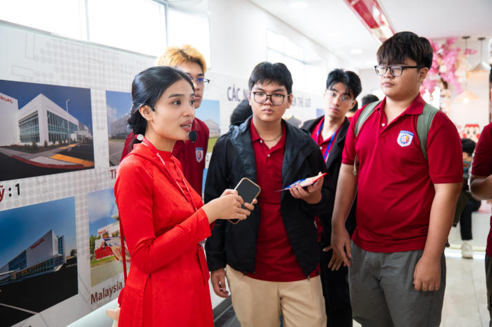 Sinh viên Viện Kỹ thuật tìm hiểu quy trình tự động hóa tại Nhà máy Yakult Việt Nam 17