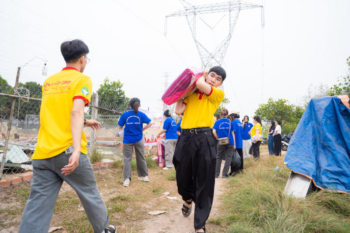 Sinh viên Khoa Thú y lan tỏa yêu thương qua hoạt động chăm sóc động vật trong chiến dịch Xuân tình nguyện 46