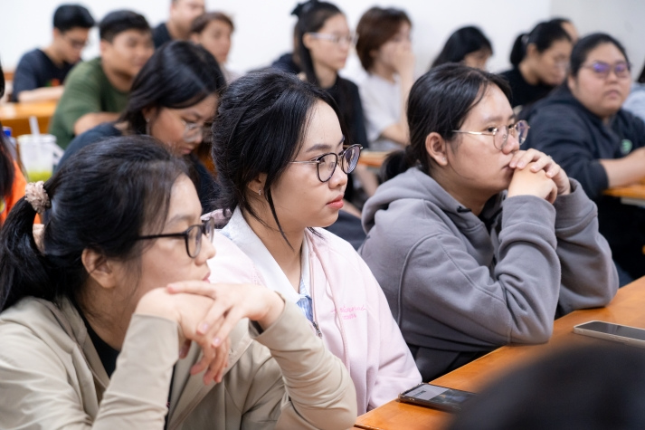 Sinh viên Khoa Tiếng Anh khai mở cơ hội nghề nghiệp trong lĩnh vực CSKH và Call Center 38