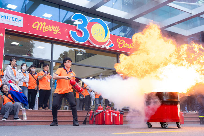 Trang bị kỹ năng ứng phó với hỏa hoạn: HUTECH tổ chức diễn tập PCCC & CNCH tại Thu Duc Campus 88