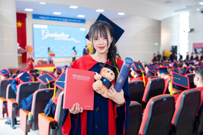 [Video] Over 400 HUTECH Masters and Bachelors of International and Transnational programs excitedly attend their graduation ceremony 202