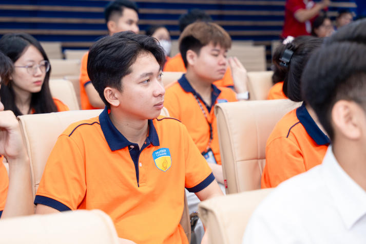 [Video] Sinh viên Công nghệ tài chính HUTECH trải nghiệm thực tế chuyển đổi số tại Eximbank 36