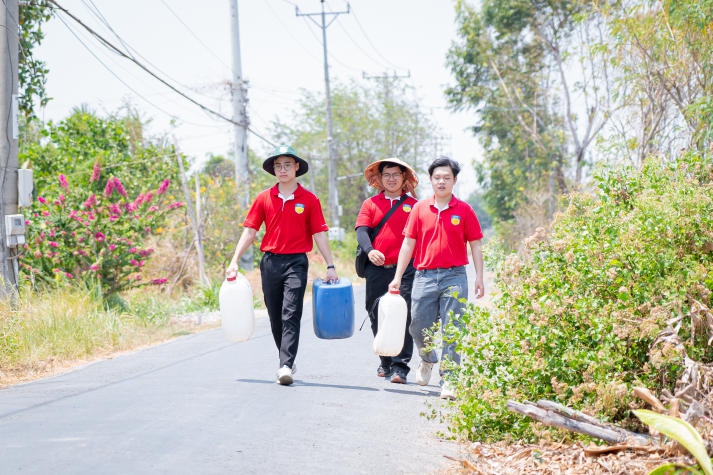 HUTECH  “chở” 120m3 nước ngọt về cho người dân vùng hạn tỉnh Tiền Giang 97