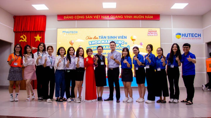 TS. Nguyễn Tiến Thành và ThS. Trà Thị Thảo (đứng giữa) đồng hành cùng sinh viên tại chương trình