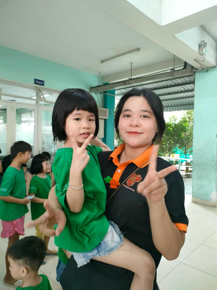 “Bộ 3” Câu lạc bộ tình nguyện của HUTECH lan tỏa mùa xuân yêu thương đến các em nhỏ Trung tâm nuôi dưỡng bảo trợ trẻ em Tam Bình 75