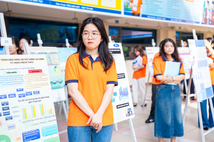 Sáng tạo từ trải nghiệm thực tế: Sinh viên ngành Kinh doanh thương mại báo cáo thực tập bằng poster 56
