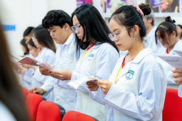 Tân sinh viên Khoa Dược HUTECH chính thức bước vào hành trình blouse trắng 194