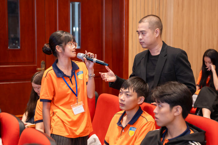 Sinh viên Khoa Quản trị kinh doanh học kỹ năng tuyển dụng cùng Công ty TNHH HR1 Vietnam Holdings trước kỳ thực tập 102