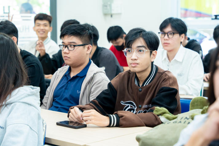 Sinh viên Khoa Công nghệ thông tin học cách sử dụng công cụ AI trong lập trình 48