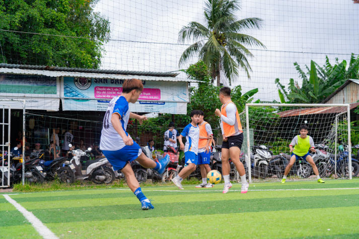 Giải bóng đá Chi bộ 17: Chung sức gây quỹ, thắp sáng mùa Trung thu cho trẻ em Vĩnh Long 98