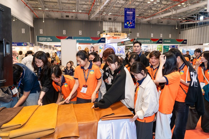 Sinh viên Thiết kế thời trang trình bày dự án tại chương trình The Next Leather Fashion Designers 64