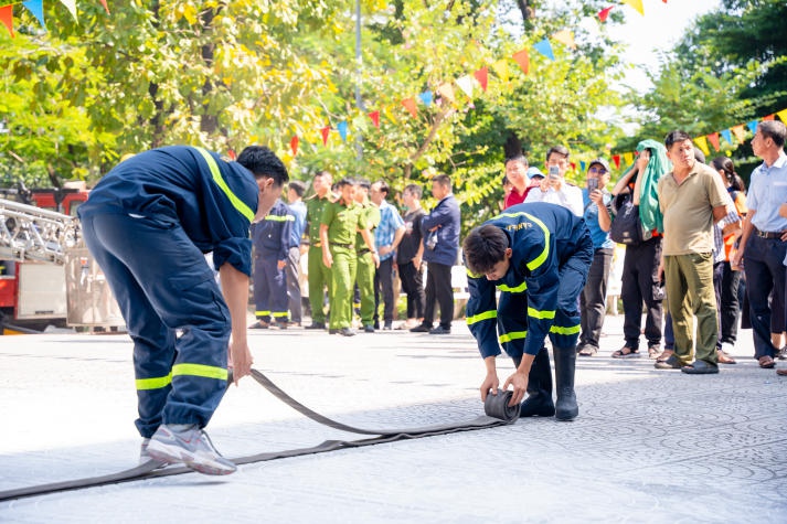 ​HUTECH tổ chức diễn tập phòng cháy chữa cháy, tăng cường kỹ năng sống cho sinh viên 96