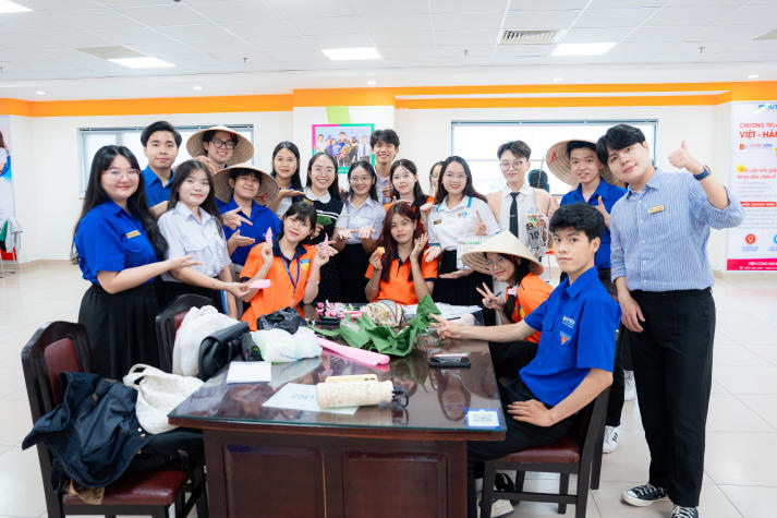 Lan tỏa tinh thần “Sắc Việt” trong Ngày hội trang trí nón lá của sinh viên Khoa Tài chính - Thương mại 11