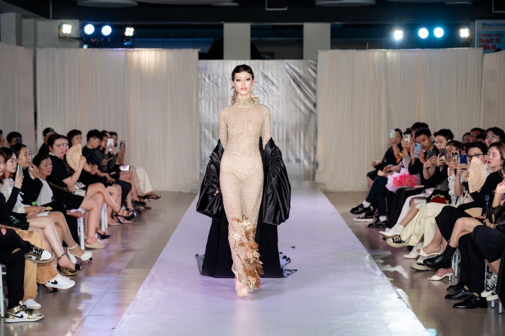 [Video] Sinh viên Thiết kế thời trang HUTECH “trình làng” loạt đồ án tốt nghiệp với nhiều ý tưởng độc đáo 451