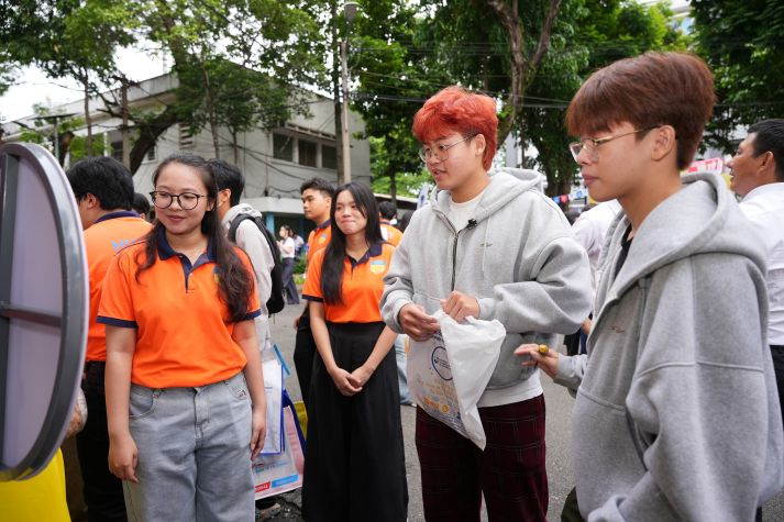 HUTECH cùng sĩ tử 2k8 tháo gỡ băn khoăn chọn Trường tại Ngày hội lựa chọn nguyện vọng xét tuyển 2026 115