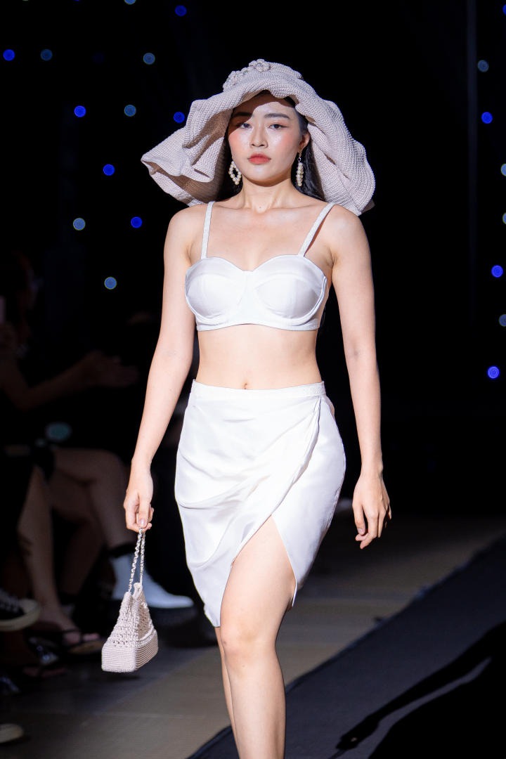 Sinh viên khoa Du lịch - Nhà hàng - Khách sạn tổ chức đêm diễn thời trang “Lụa Fashion  Show, Ngàn năm Lụa Việt” 145