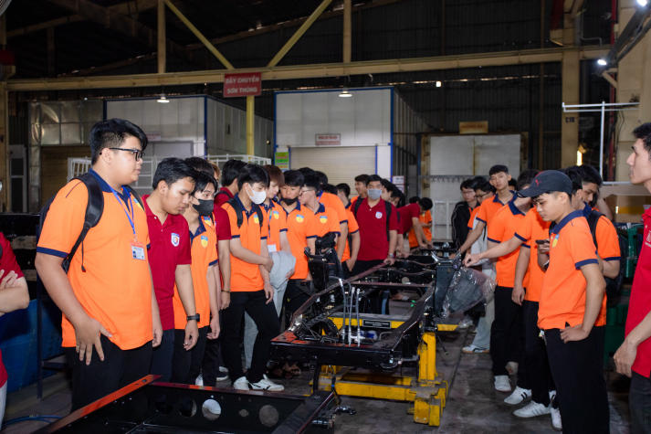 Sinh viên Viện Kỹ thuật tìm hiểu quy trình sản xuất ô tô tại Vĩnh Phát Motor 48