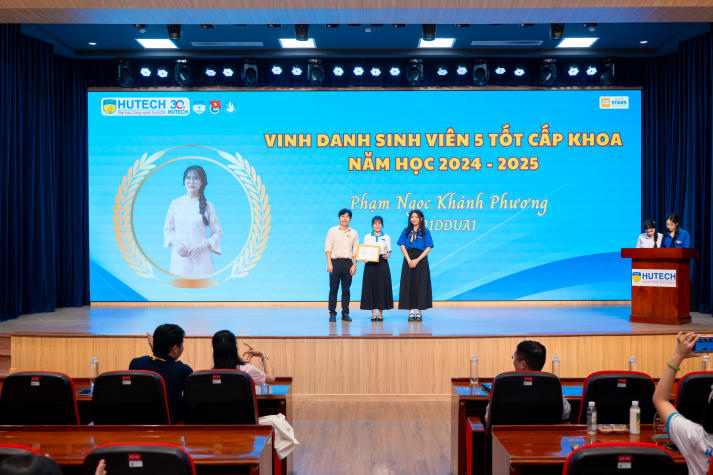 Khoa Dược HUTECH tổng kết phong trào sinh viên và tiếp lửa hành trình năm học mới 56