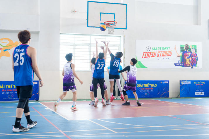 Ngôi Vô địch môn Bóng rổ Giải thể thao chào đón tân sinh viên thuộc về đội The Crew 21