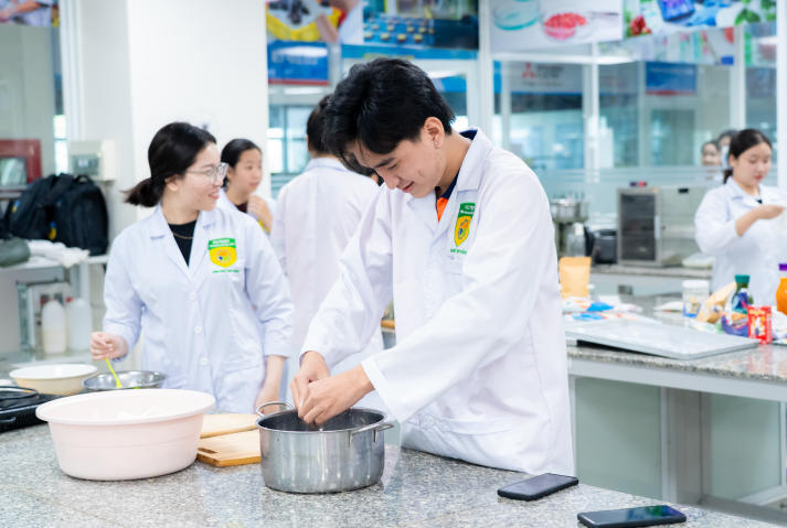 [Ảnh] Vị ngọt đoàn viên: Trải nghiệm nghề và giá trị Tết của sinh viên Công nghệ thực phẩm 49