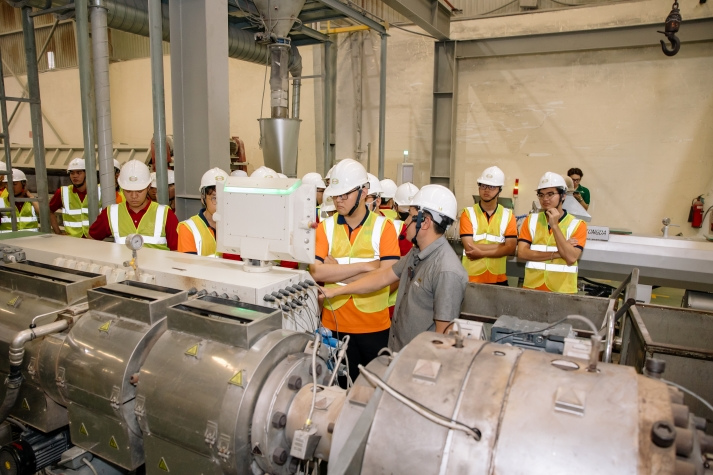 Sinh viên Viện Kỹ thuật khám phá môi trường sản xuất hiện đại tại Nhựa Tiền Phong 97