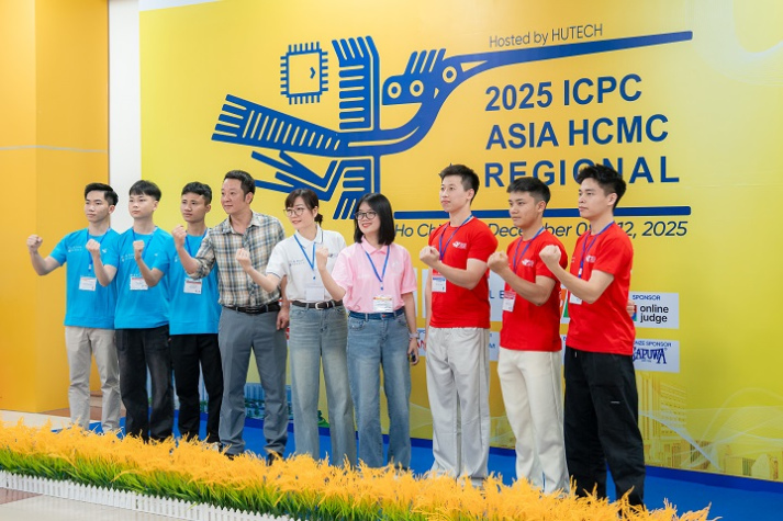 [Ảnh] Gần 1000 thí sinh bước vào chuỗi thử thách công nghệ tại OLP’25, OlpAI’25, Procon’25 và ICPC Asia HCMC 2025 20