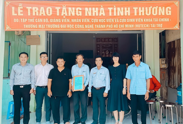 Khoa Tài chính - Thương mại trao tặng Nhà tình thương tại huyện Cần Giờ (TP.HCM) 11
