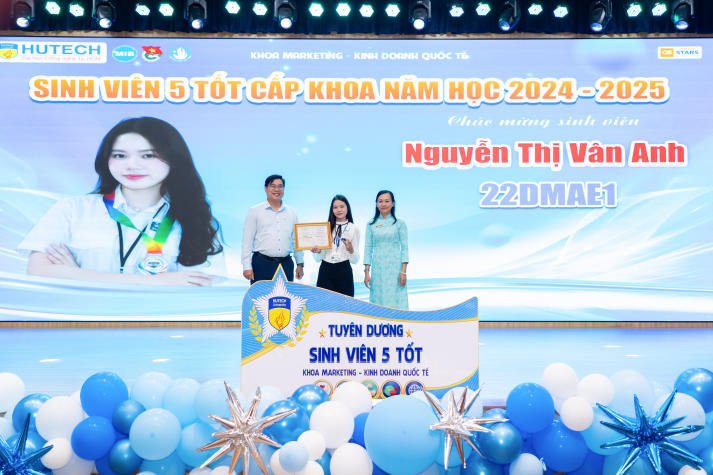 Nhiều kỳ vọng từ Hội nghị tổng kết và phát động phong trào sinh viên năm học 2025-2026 của Khoa Marketing - Kinh doanh quốc tế 76